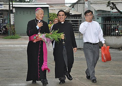 Đức Tổng Giám Mục Phêrô Nguyễn Văn Tốt về thăm giáo xứ Bến Sắn