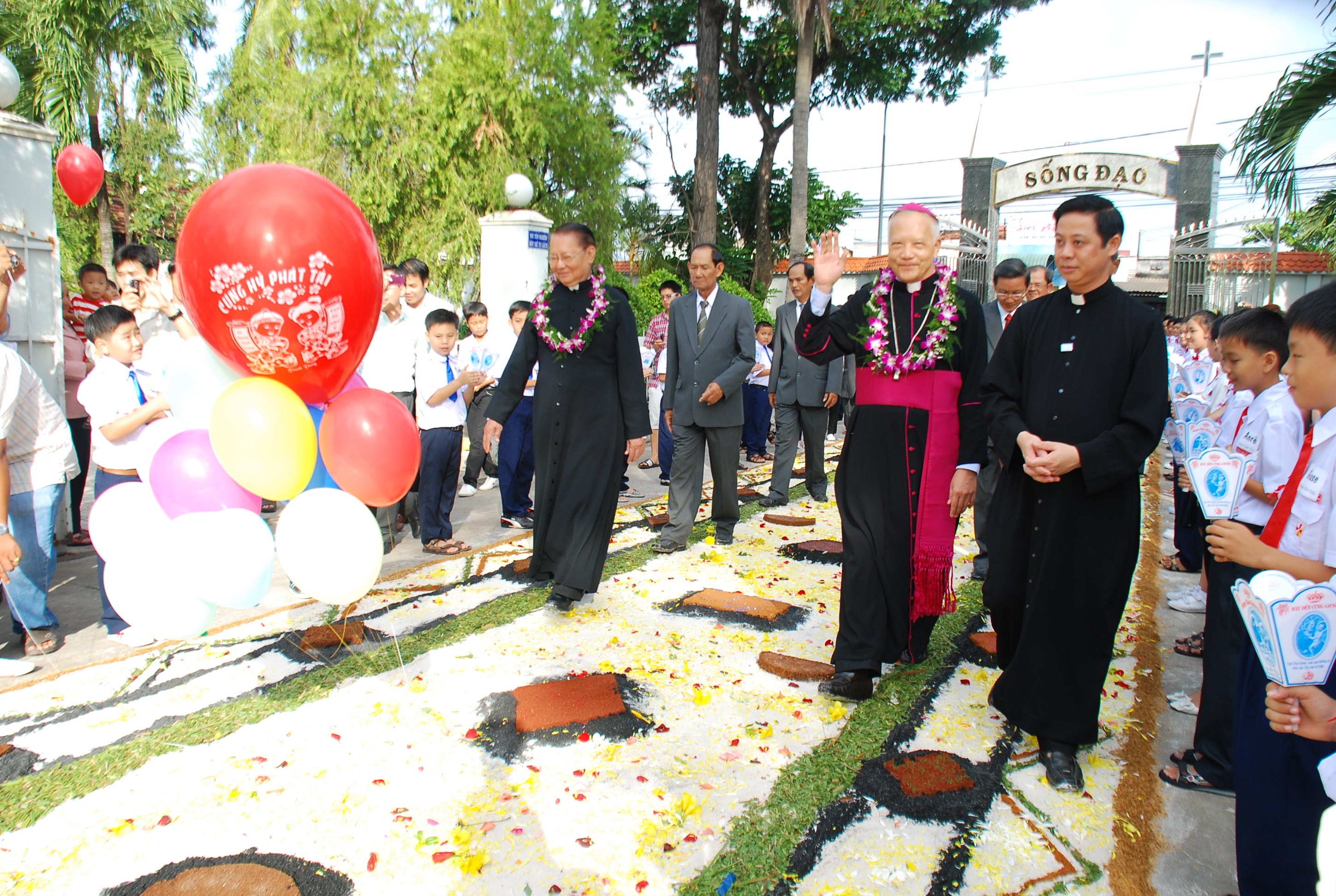 Đức Tổng Giám Mục Phêrô Nguyễn Văn Tốt về dâng lễ tại giáo xứ Búng